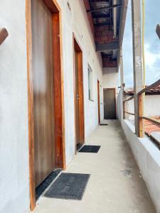 an empty hallway of a building with a door at Apt estiloso 03 in Paragominas