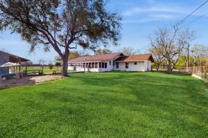 a large yard with a house and a tree at R&R Acres in Aransas Pass