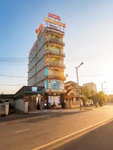 a building on the corner of a street at Mimosa 5 Hotel - Phan Rang in Bắc Sớn