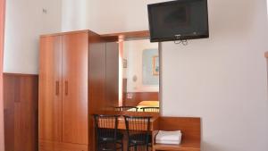 Televízia a/alebo spoločenská miestnosť v ubytovaní Hotel Mignon