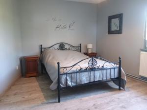 a bedroom with a bed with a sign on the wall at demeure à la campagne in Conchy-sur-Canche
