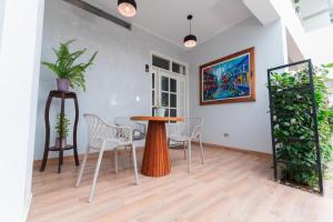 a dining room with a table and chairs at Cevero Rodriguez Hotel Boutique in Yurimaguas