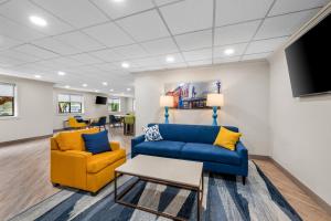 a living room with two blue couches and a table at Comfort Inn Pikeville in Pikeville