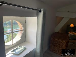 a room with a window and a cell phone on a shelf at Appartement cocon de charme, Domaine Cornevent Lyon, parc & piscine in Vernaison +65 photos