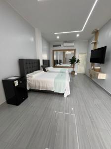 a large bedroom with a bed and a flat screen tv at Cevero Rodriguez Hotel Boutique in Yurimaguas