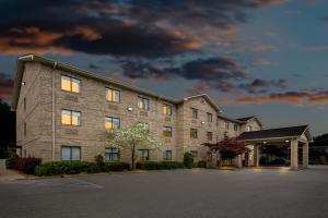 a building with a parking lot in front of it at Comfort Inn Pikeville in Pikeville