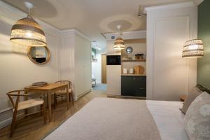 a living room with a table and a dining room at Milla Apartamenty 102 in Zamość