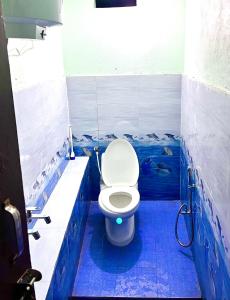 Bilik mandi di Hotel Vijay Lok