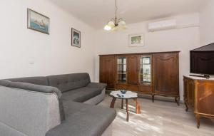 a living room with a couch and a tv at Kuća za odmor Katini dvori in Novalja