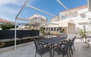 a patio with a table and chairs on a balcony at Kuća za odmor Katini dvori in Novalja