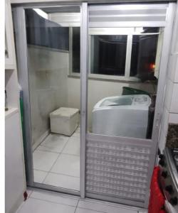 a small bathroom with a sink and a tub at Apartamento 2 quartos Centro de Araranguá in Araranguá