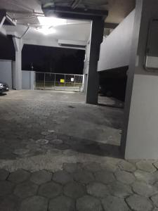 an empty parking garage with a car parked in it at Apartamento 2 quartos Centro de Araranguá in Araranguá