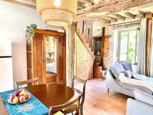 a kitchen and living room with a table and a couch at Baolocation Bouhy - Idéal famille & groupe d'amis -16min Guédelon - Wifi in Bouhy