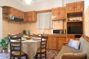 eine Küche mit Tisch und Stühlen in einem Zimmer in der Unterkunft Evis' House in Khoríon