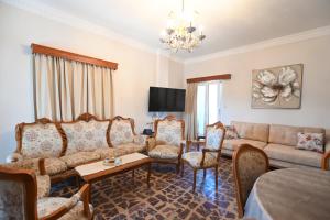 ein Wohnzimmer mit Sofa und Stühlen in der Unterkunft Evis' House in Khoríon