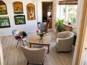 a living room with chairs and a table at Un coin de paradis in Oullins