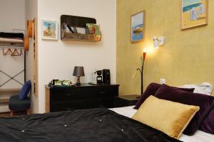 a bedroom with a bed and a dresser and a bed sidx sidx at Chambre De Charme Aux Chartrons in Bordeaux