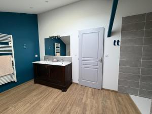 a bathroom with a sink and a mirror at Domaine de Quintessence in Saint-Justin