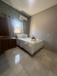 a bedroom with a bed and a window at Amazon loft 03 in Sorriso
