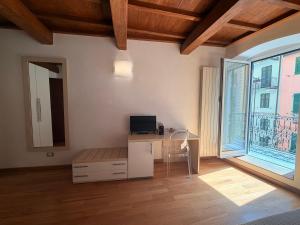 a room with a desk with a computer and a window at La Dolce Vita in Riomaggiore