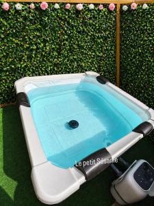 a jacuzziificialificialificialificialificialificialificialificialificialificialificial at LE PETIT SÉSAME appartement 70m2 avec terrasse et jacuzzi idéal groupe, capacité 6 personnes , 2 chambres,canapé lit avec vrai matelas , proche Stade De France, Wifi, Parking privé, très bon rapport qualité prix in Saint-Denis