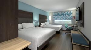 a hotel room with two beds and a window at Tru By Hilton Ciudad Valles in Ciudad Valles