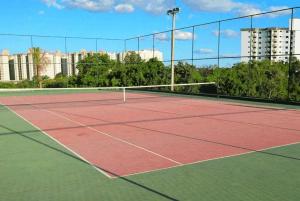 - un court de tennis avec un filet dans l'établissement Apartamento Golden Dolphin Express, à Caldas Novas