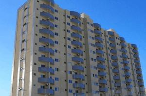 un gran edificio de apartamentos con balcones azules. en Apartamento Golden Dolphin Express, en Caldas Novas
