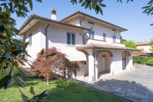 a large white house with a yard at Villa La Corte in Cesa