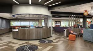 a lobby with a waiting area with chairs and tables at Tru By Hilton Valparaiso in Valparaiso