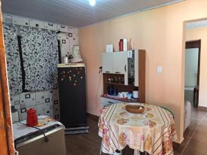 a small room with a table and a refrigerator at Hospedagem Horizonte Azul- Recanto São Thomé in Eldorado