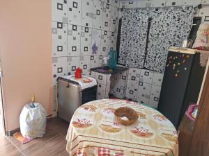 a room with a kitchen with a table and a refrigerator at Hospedagem Horizonte Azul- Recanto São Thomé in Eldorado +27 photos