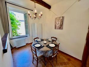 a dining room with a table with chairs and a chandelier at À minnanna in Banon