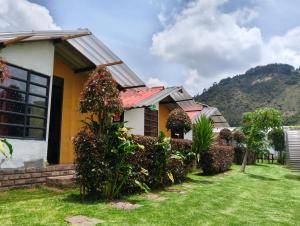 a house with a garden in front of it at Bahareque hospedaje in Monguí