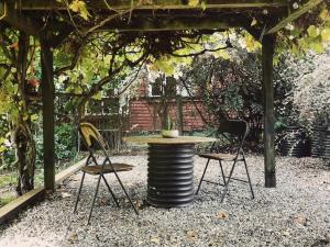 a table and two chairs under a pergola at Casa del Estero in Pucón