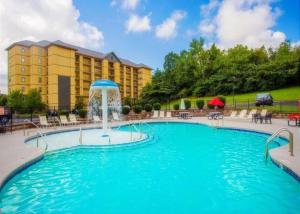 a pool with a fountain in front of a hotel at Mountain View Condo 1306 in Pigeon Forge