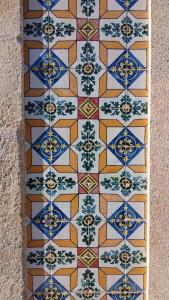 a tiled floor with blue and white tiles at Casa de St António in Murtosa