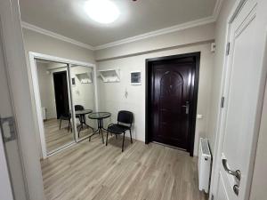 a room with a table and chairs and a door at DOR ApartHotel in Chişinău