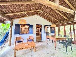 a dining room with a table and chairs at Casa Botanique Jungle Retreat in Abraão