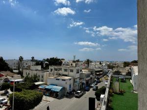 a view of a city with cars and buildings at Appartement Laetitia, hyper centre hammamet in Hammamet