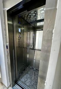 an elevator in a building with its door open at Appartement Laetitia, hyper centre hammamet in Hammamet