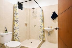 a bathroom with a shower and a toilet and a sink at Acogedor apartamento in Leticia