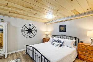 a bedroom with a bed and a wooden ceiling at Cute n Chic in Clayton in Clayton