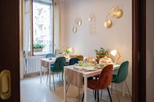 a dining room with tables and chairs and a window at B&B ELEGANT LENA in Salerno