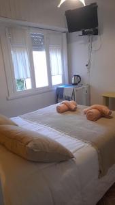 a bedroom with a large bed with two towels on it at La Vecindad del Sol Depto G in Miramar