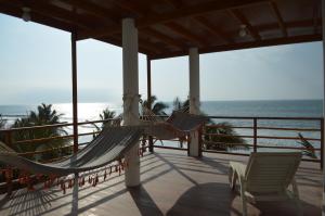 a porch with two hammocks and the ocean at Casa de playa Vichayito Relax in Vichayito