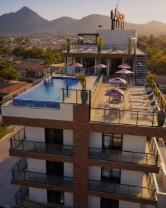 an aerial view of a building with a swimming pool at MK Flat - A 2 quadras do mar in Matinhos +3 photos