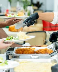 Makanan di atau berdekatan hotel