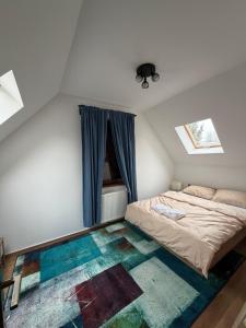 a bedroom with a bed and a rug on the floor at Cabana Călățele in Călăţele