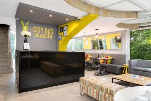 a lobby with a city bus us embassy sign on the wall at ApartaSuite City Bog Usaquén in Bogotá